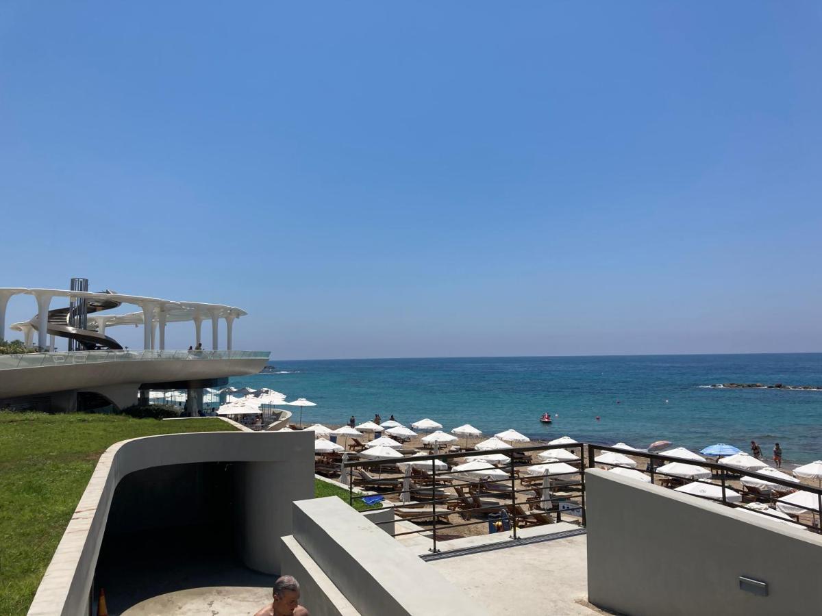 Sun Julz Apartments On The Beach Paphos Eksteriør billede