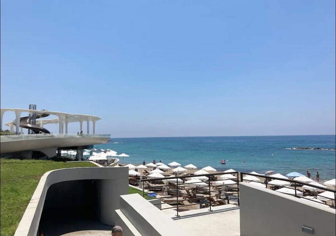Sun Julz Apartments On The Beach Paphos Eksteriør billede