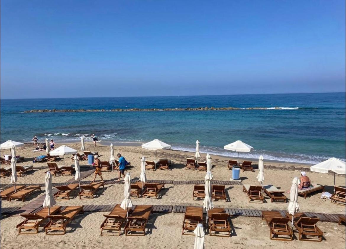 Sun Julz Apartments On The Beach Paphos Eksteriør billede