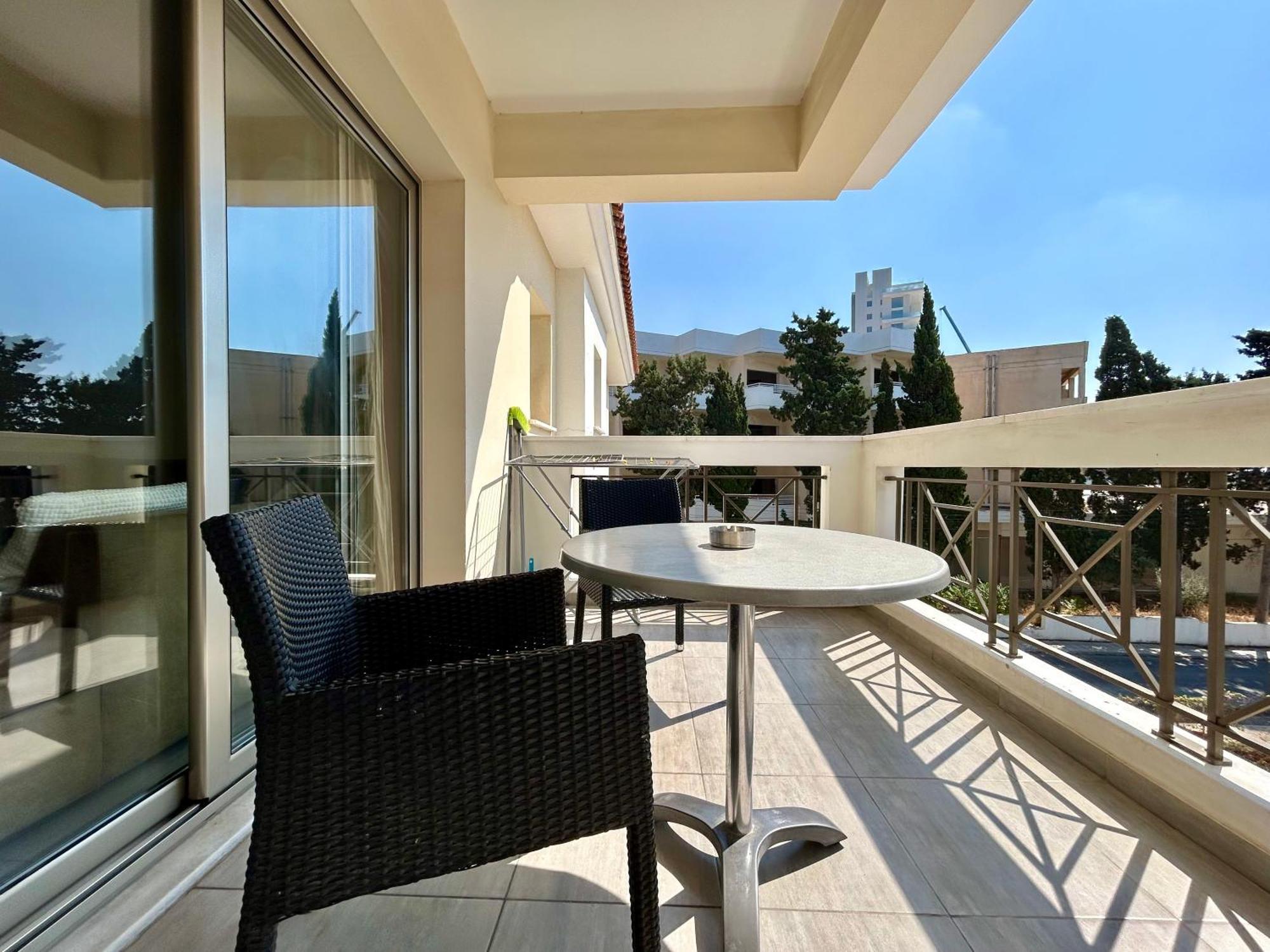 Sun Julz Apartments On The Beach Paphos Eksteriør billede
